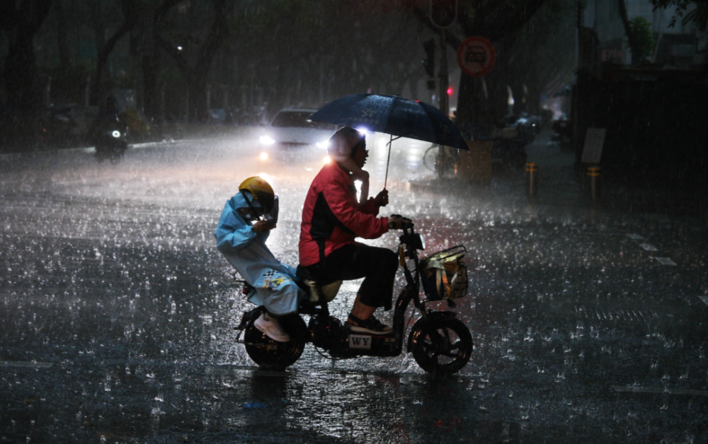 清远南部和肇庆有中到大雨,局部暴雨;河源,梅州,珠江三角洲中南部