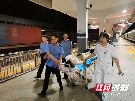 临时紧急停车，耒阳火车站救助孕妇脱离危险_腾讯新闻