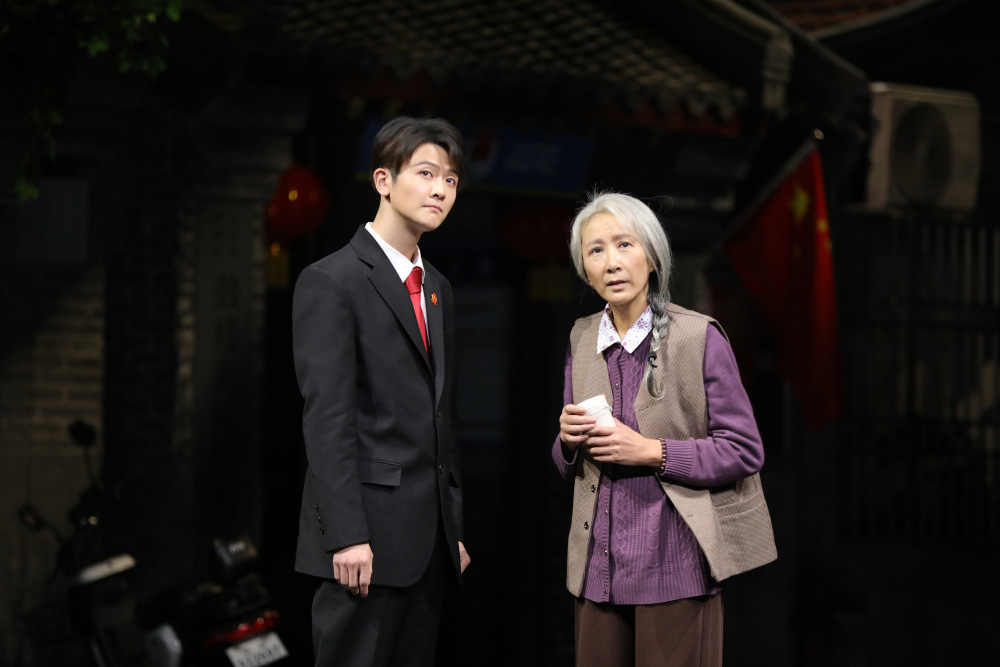 刘端端饰演主人公"背包法官"赵晓海(左),夏力薪饰演金奶奶.