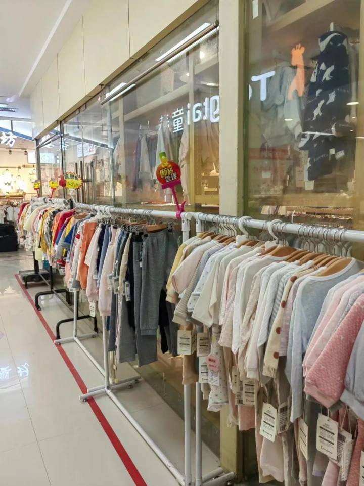 实探两大童装线下批发市场,换季20元一件衣服!_腾讯新闻
