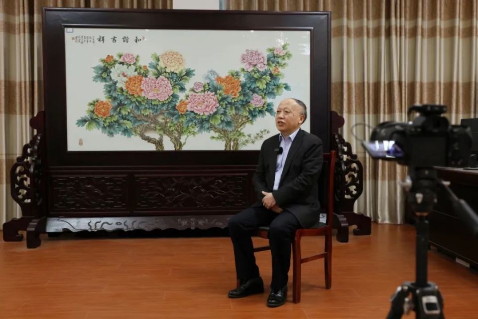 日前,全国人大代表于集华在景德镇市接受人民法院新闻传媒总社记者