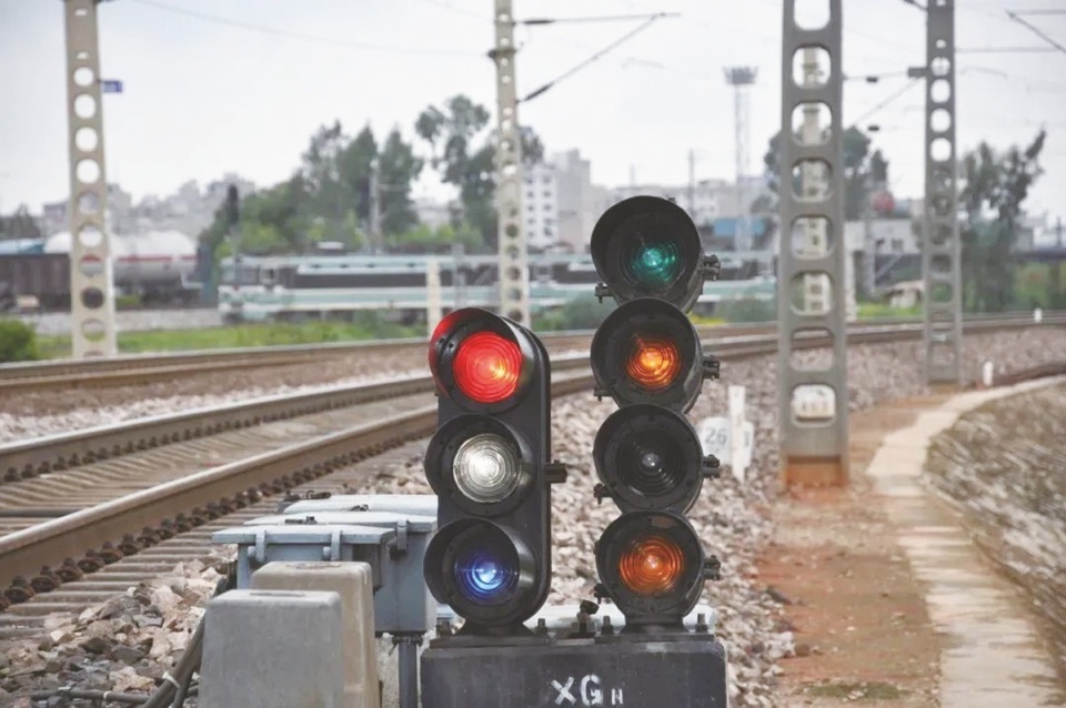 在铁路上,火车也需要看信号灯运行,但"灯光语言"更加复杂.