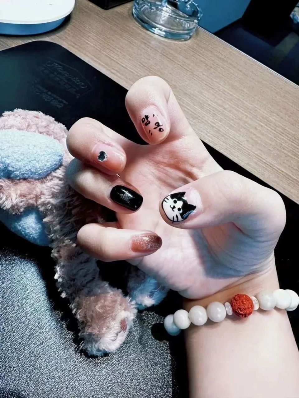 硬核商业打交道,写过非常多的优秀报道的她,同时也是我们的王牌美甲师