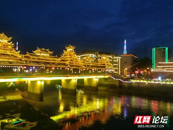 通道县美丽的夜景不仅仅在于灯光的璀璨,更在于它所散发出的那份宁静