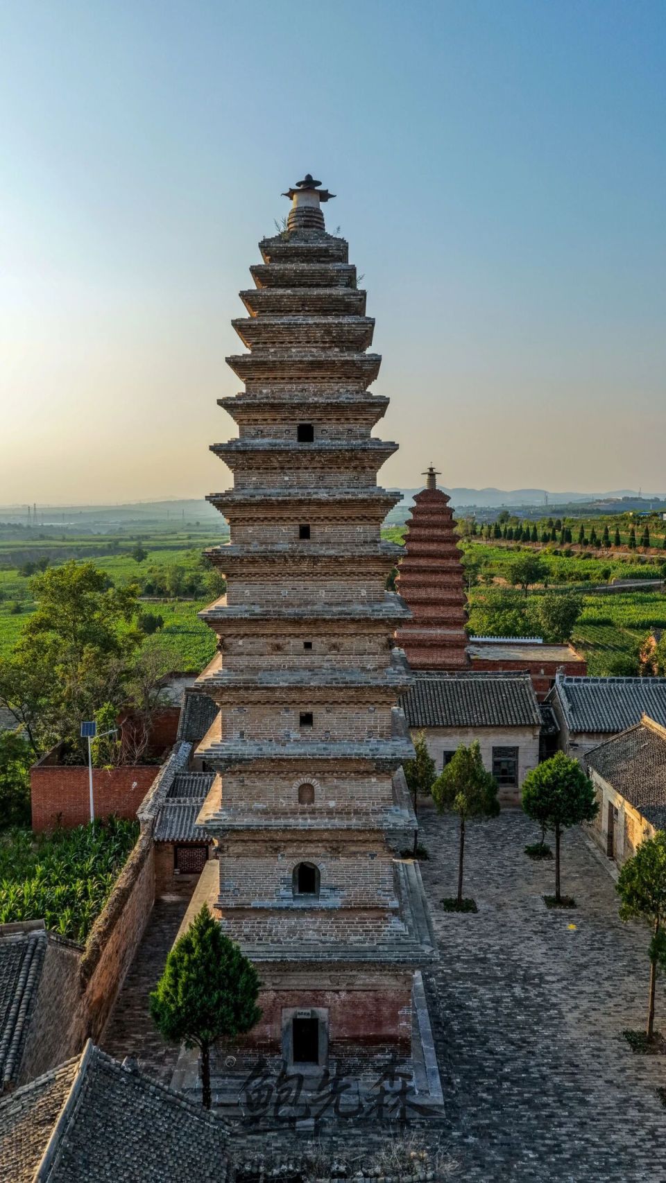 太行深处的乡间积善塔，竟是国保级金代密檐砖塔，陵川三圣瑞现塔，八百年砖塔留存隋唐风韵 碑刻石龟实证千年文脉_腾讯新闻