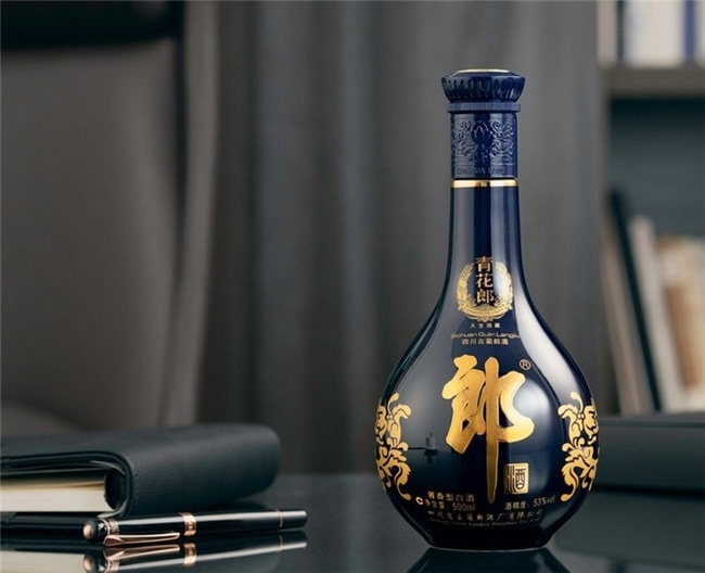 青花郎散发着浓郁且细腻的香气,入口甘甜,悠长回韵令人陶醉.