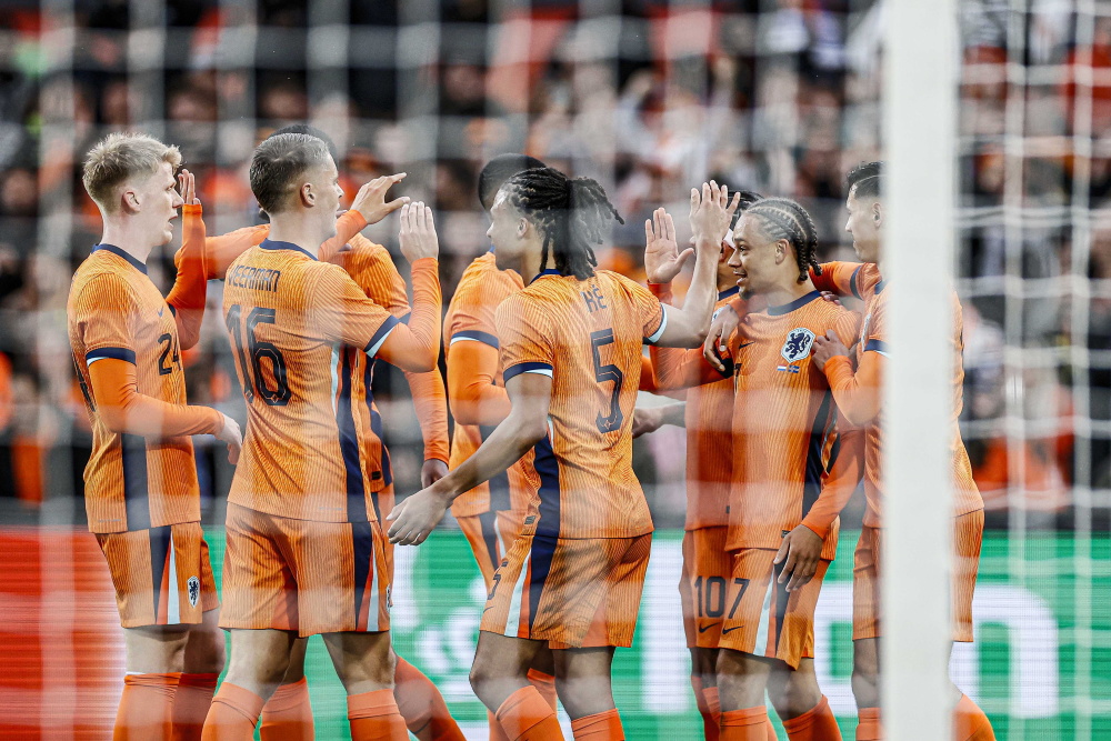 新华社/欧新6月10日,荷兰队球员范戴克(中)攻入球队第二球.