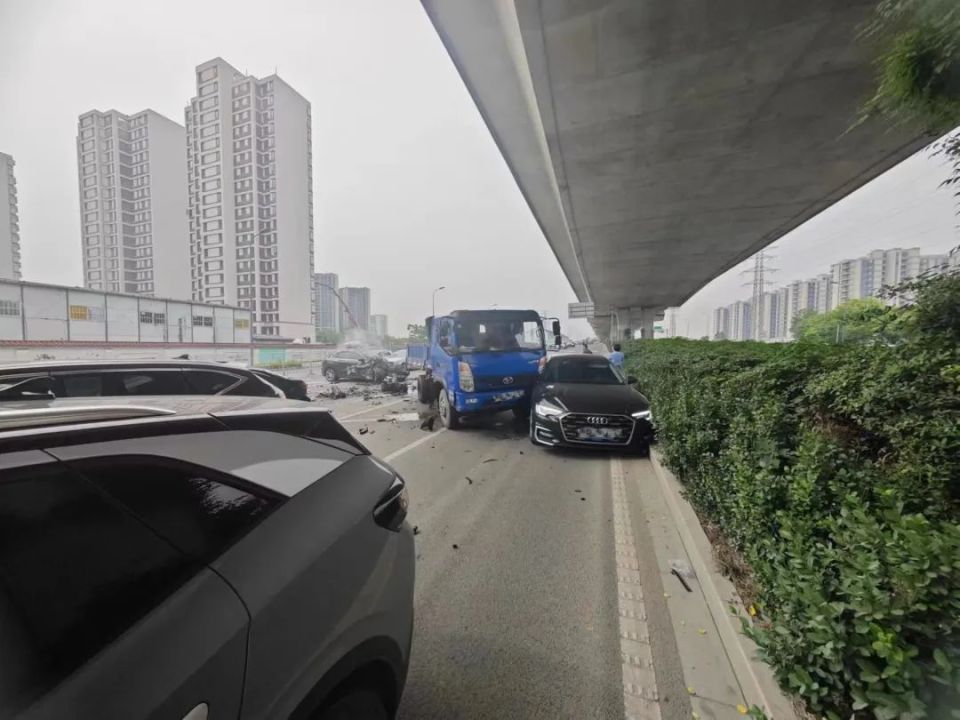 保时捷追尾大货车!警方通报
