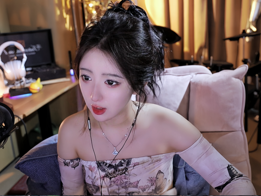 了不少风雨,属于是运气比较好,跟自己同时期的很多女主播都已经退播了