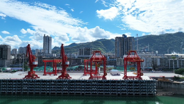 水富市不断优化完善"港园城"三位一体融合发展战略定位,着力构建"一核