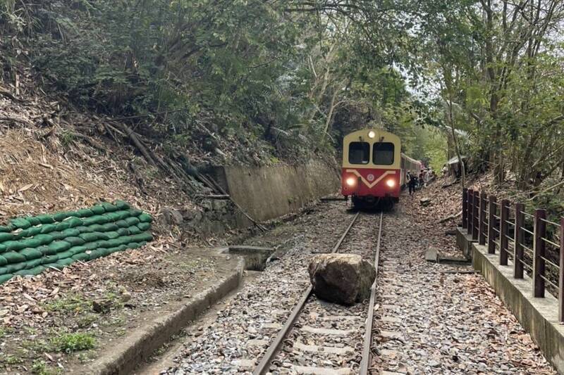 台媒:阿里山落石掉在森林铁路轨道上,游客急挥手拦停列车