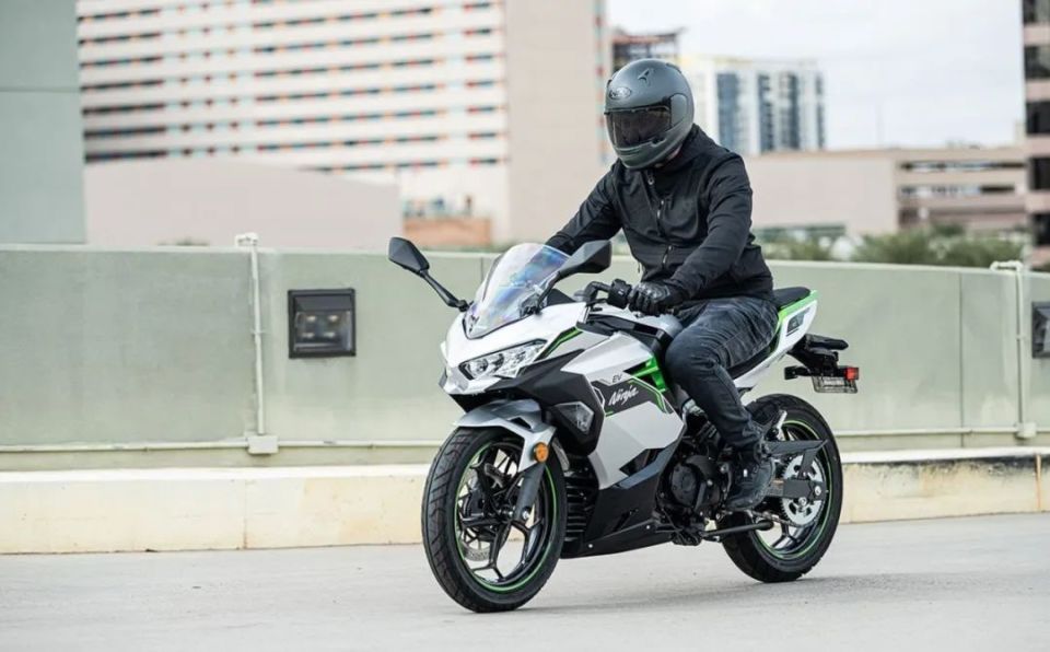 "高价低能,价格惊人",川崎首款电摩,ninja e-1国内上市,售价68900元
