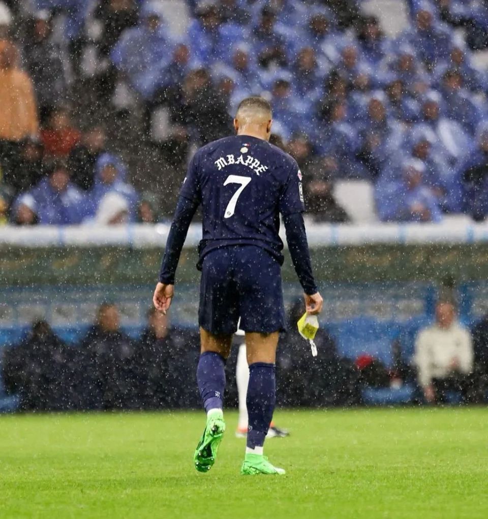 周五发布离队宣言之前,姆巴佩去了王子公园体育场.