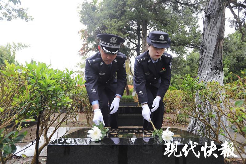 "响水县公安局老舍派出所民警朱彦超在向烈士献花时感悟,"他们为了