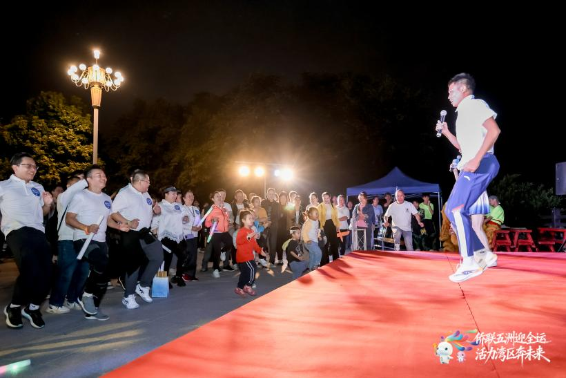 活力湾区奔未来 广东省侨青荧光夜跑迎全运