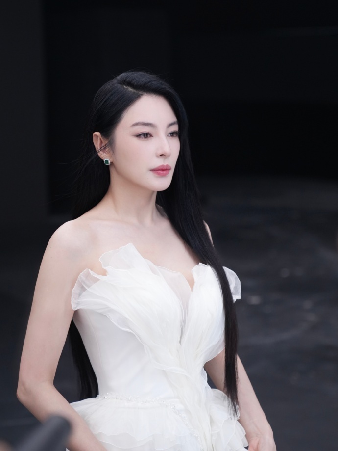 张雨绮晒照庆37岁生日,俏皮灵动惹人爱,被曝新恋情后更有女人味