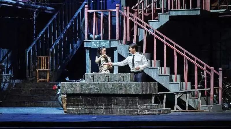 话剧《烟火人间》在桂林大剧院上演