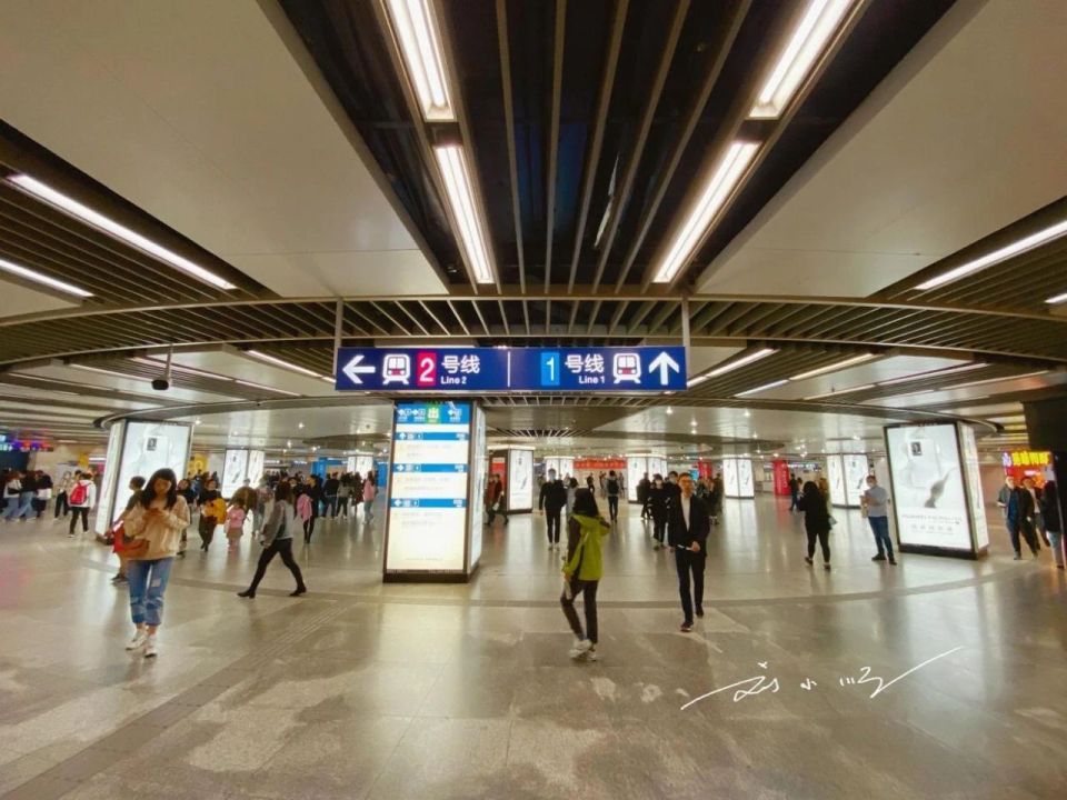 实拍“亚洲第一大地铁站”南京新街口站，出口太多，游客常常迷路？_腾讯新闻