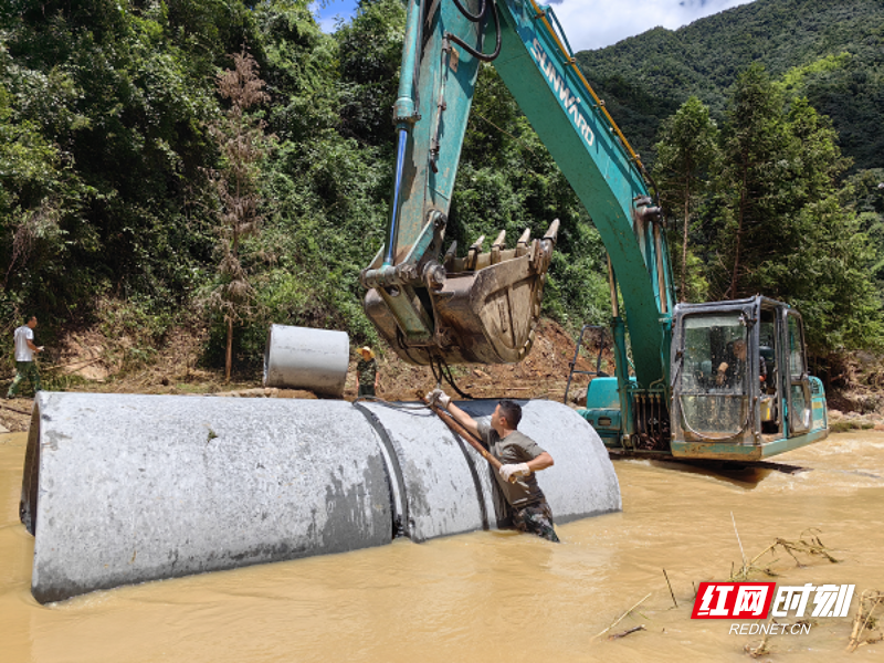 团枫三桥严重受损,进村的唯一道路受阻.