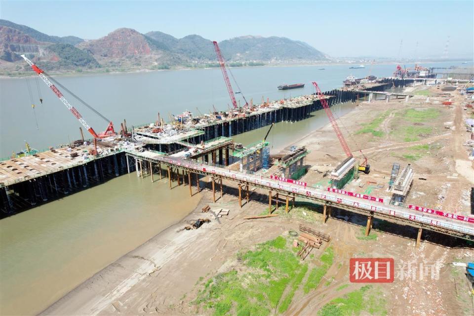 湖北黄冈武穴港区铁水联运项目施工忙