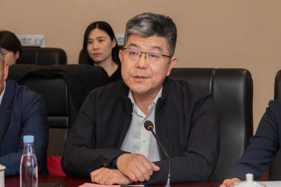 会议由副院长龚燕冰主持深圳北京中医药大学研究院理事姜苗,北京中医