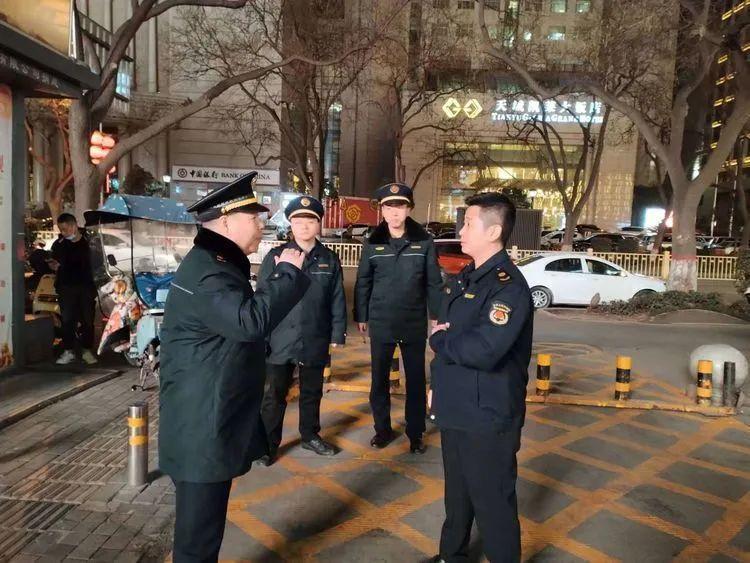 碑林區城管執法大隊檢查街道中隊夜間在崗履職情況及出土工地