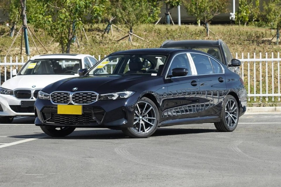 豪华中型轿车二选一,宝马3系对比奔驰c级,究竟该如何选?_腾讯新闻