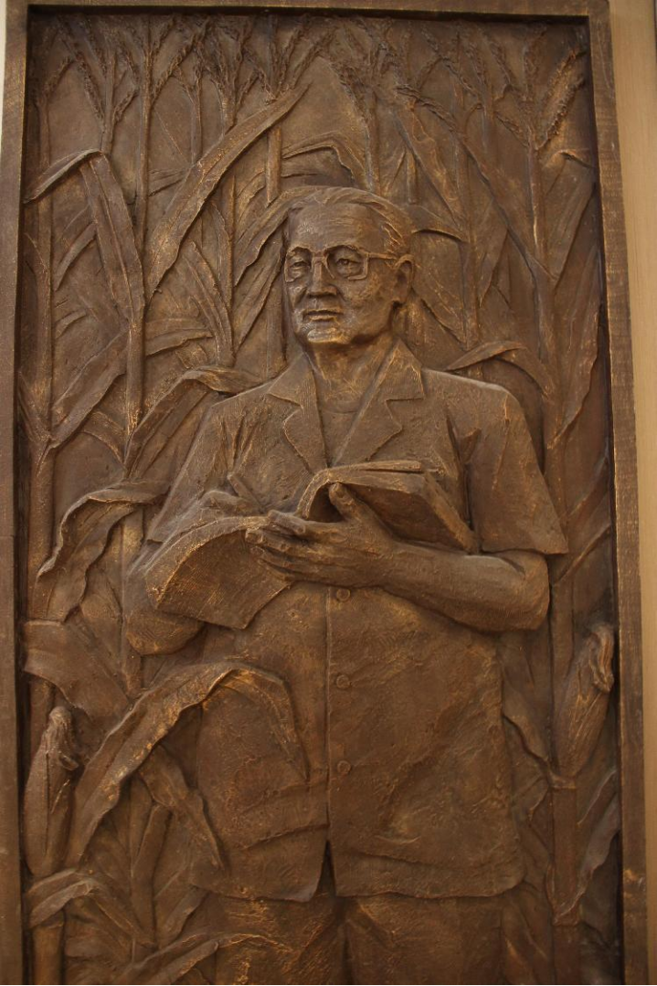 展馆吴绍骙先生浮雕塑像入党后,他更加忘我地工作,甚至把93岁生日的