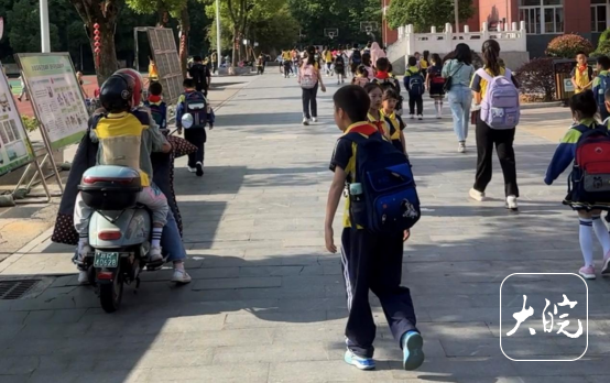 时年7岁的女儿依珊在池州某校外武术培训机构练习下腰时意外受伤,后经