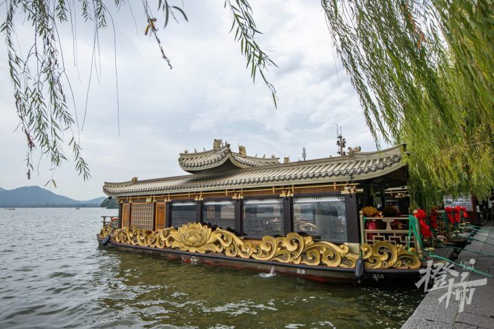 西湖游船再升级!五艘新型智慧画舫全新亮相_腾讯新闻