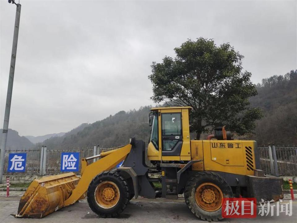 铲雪车除雪剂突击队集结到位湖北交投服务区全力应对雨雪天气