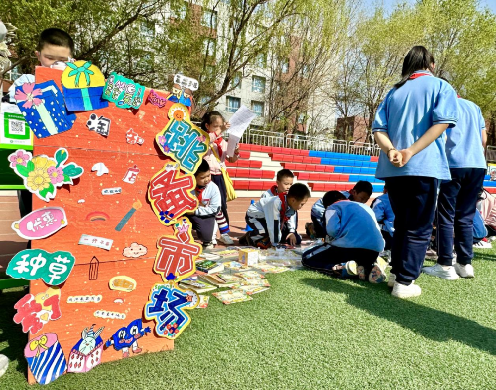 跳蚤书市趣无穷书香浓郁漫校园