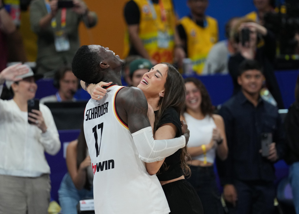 9月10日,德国队球员丹尼斯·施罗德(左)赛后与妻子拥抱庆祝.