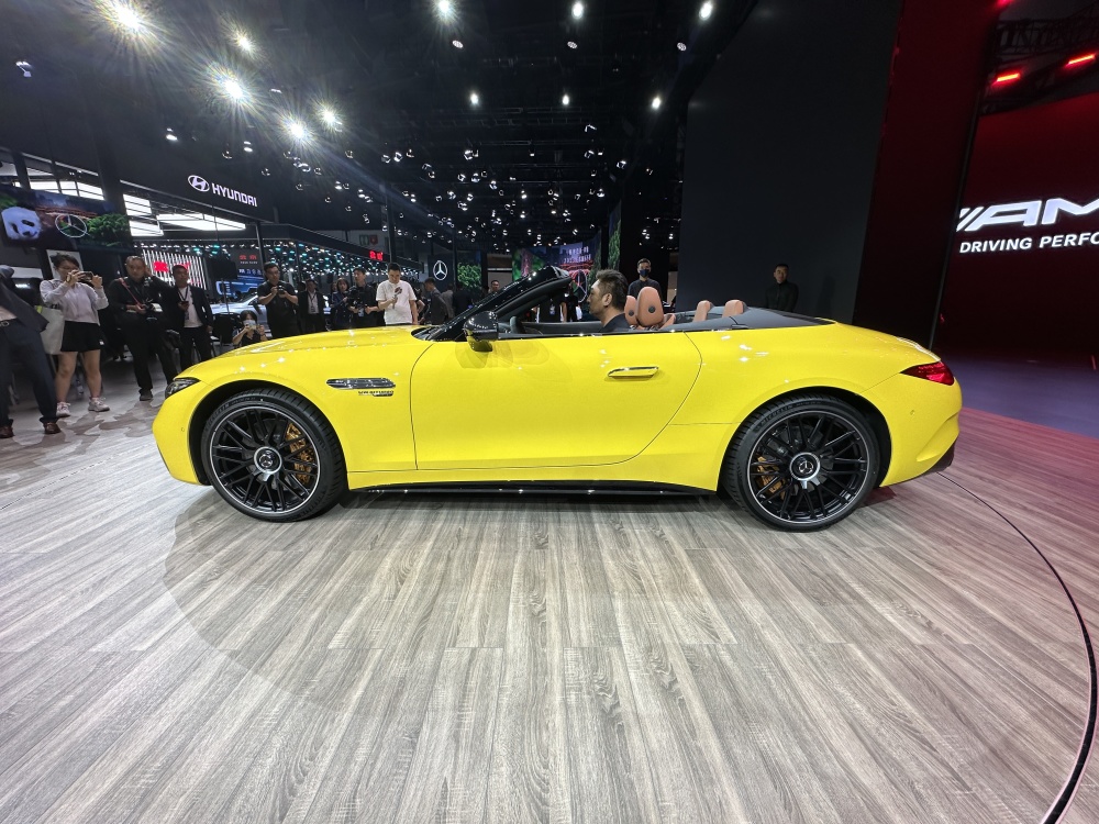 98万元,4.0t大v8,奔驰amg sl63敞篷跑车上市_腾讯新闻