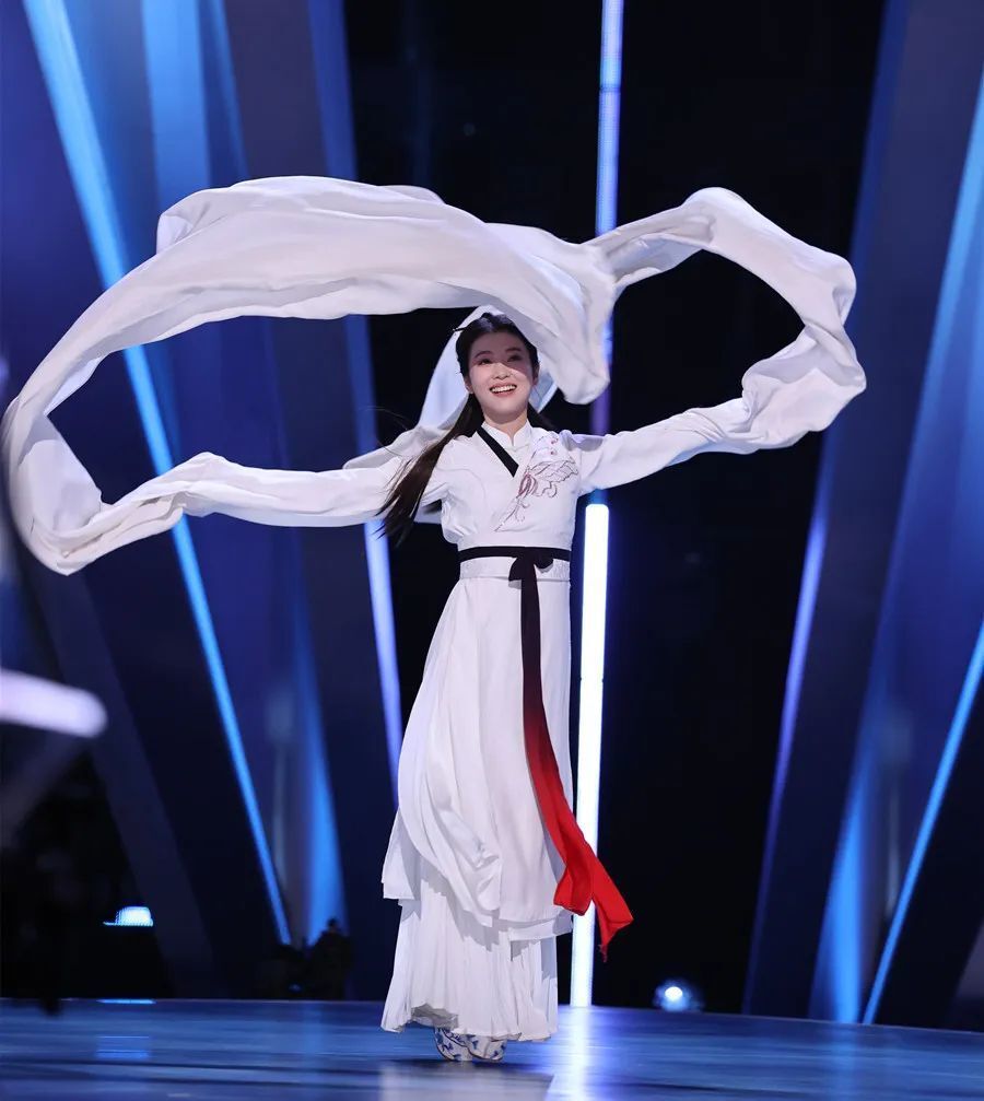 "水袖公主"李云霄,台上发光体,从传统剧种中破茧,成为越剧文化传播者