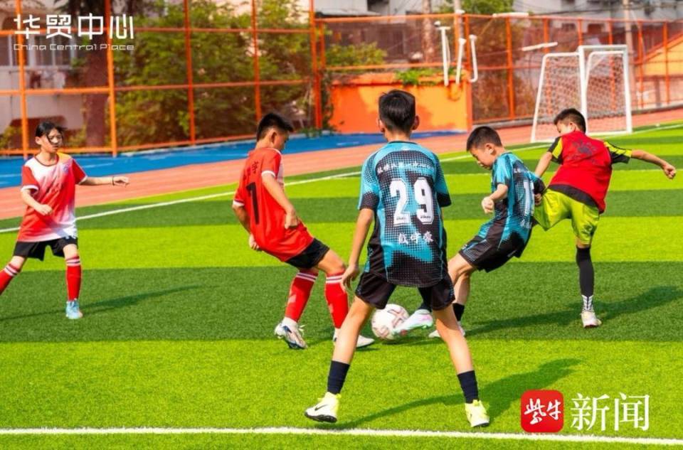 绿茵逐梦，点亮未来 —— 华贸公益助力少年足球梦想