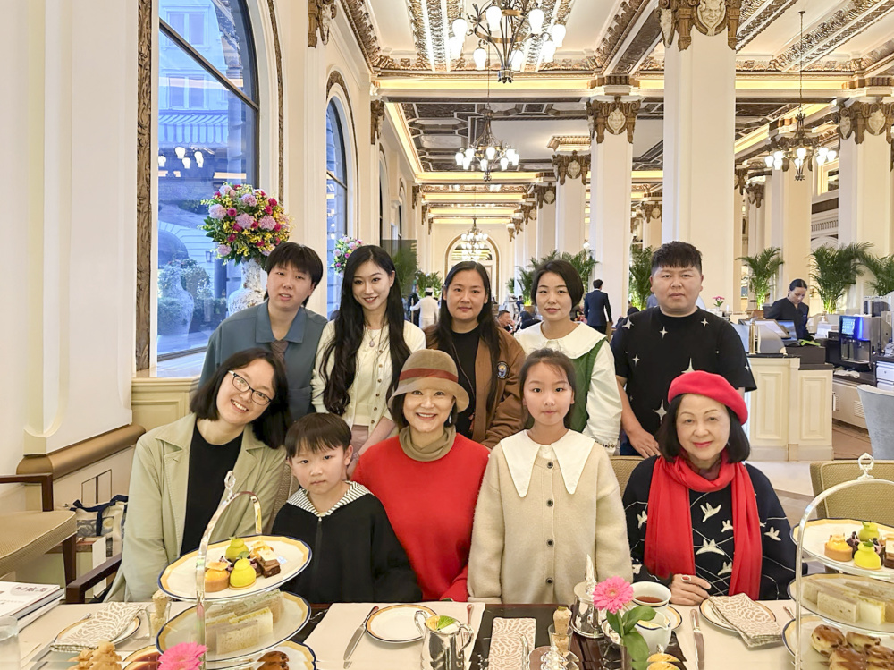 2024年3月10日,林青霞与爱林泉友人,金圣华(右下)在香港半岛酒店合影.