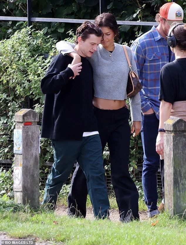 荷兰弟赞达亚最新街拍曝光!两人外出遛狗,甜蜜牵手 亲吻