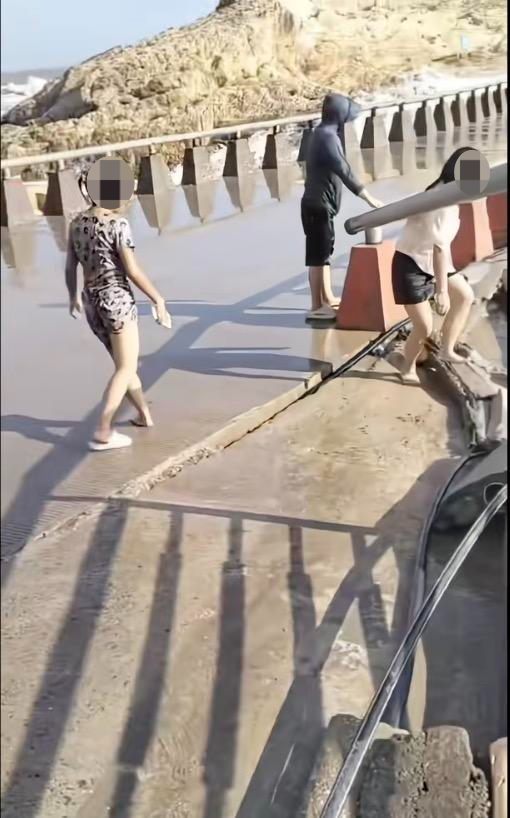 台风“白海豚”登陆前，一男孩被海浪卷走 知情人士：系游客悄悄入海岛，海浪差点掀翻消防车_腾讯新闻