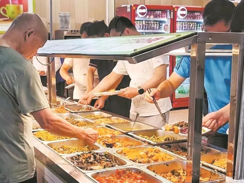 东北人把15元自助餐开遍全国，30多道菜随便吃，真能赚钱吗？_腾讯新闻