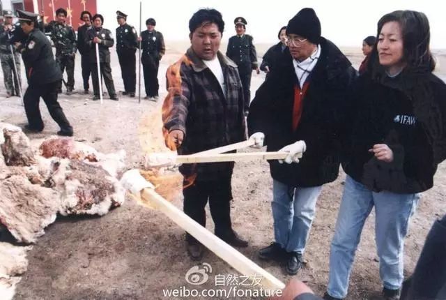 ▌在可可西里焚烧收缴的走私藏羚羊皮他从各处收集来废纸,将这些废纸