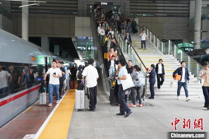 清明小长假将至重庆火车站加开列车满足旅客出行需求