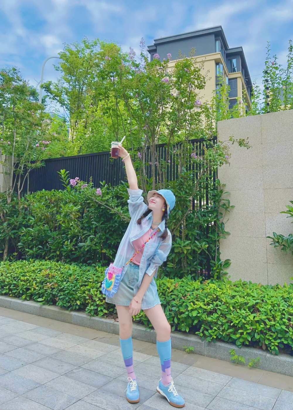 成都女生是真会穿!"短裙搭配中筒袜"洋气显腿长,照着穿也很美