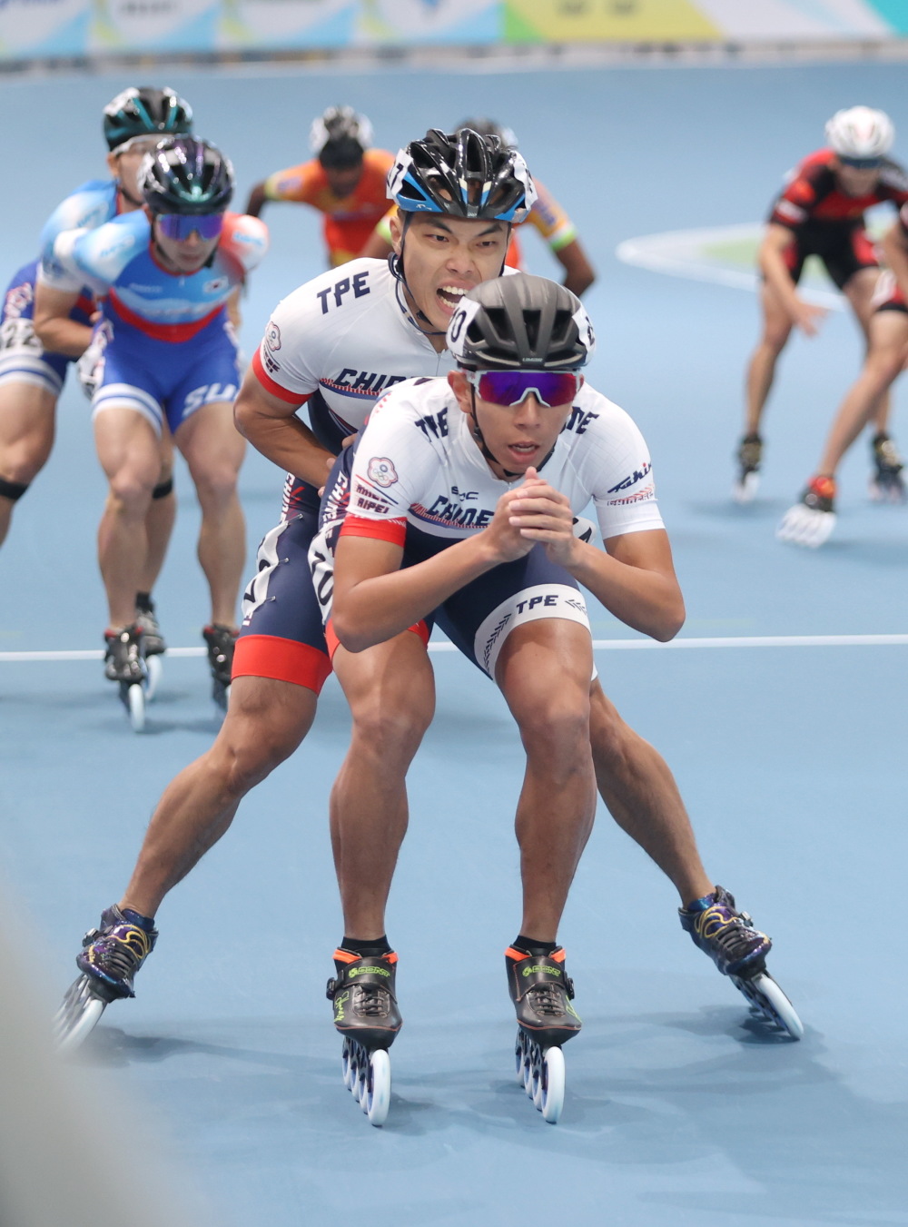轮滑——亚锦赛:中国台北队获速度轮滑成年男子组3000米接力赛冠军