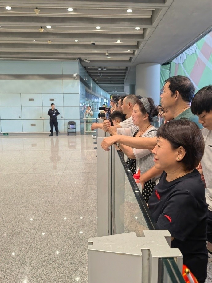 肖若腾今日回国,北京体操队及亲友机场迎接