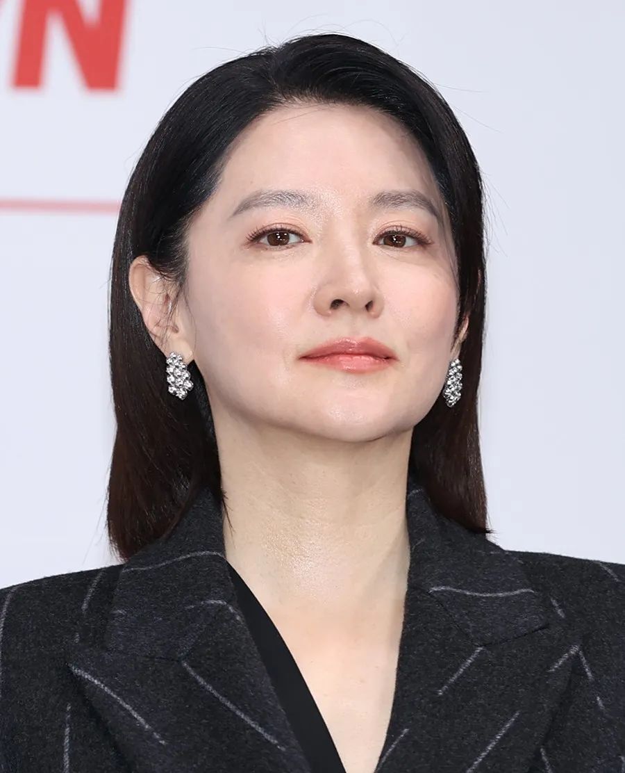 52岁李英爱复出状态像25,西装短发太飒了!嫁百亿豪门却愿当"农妇"