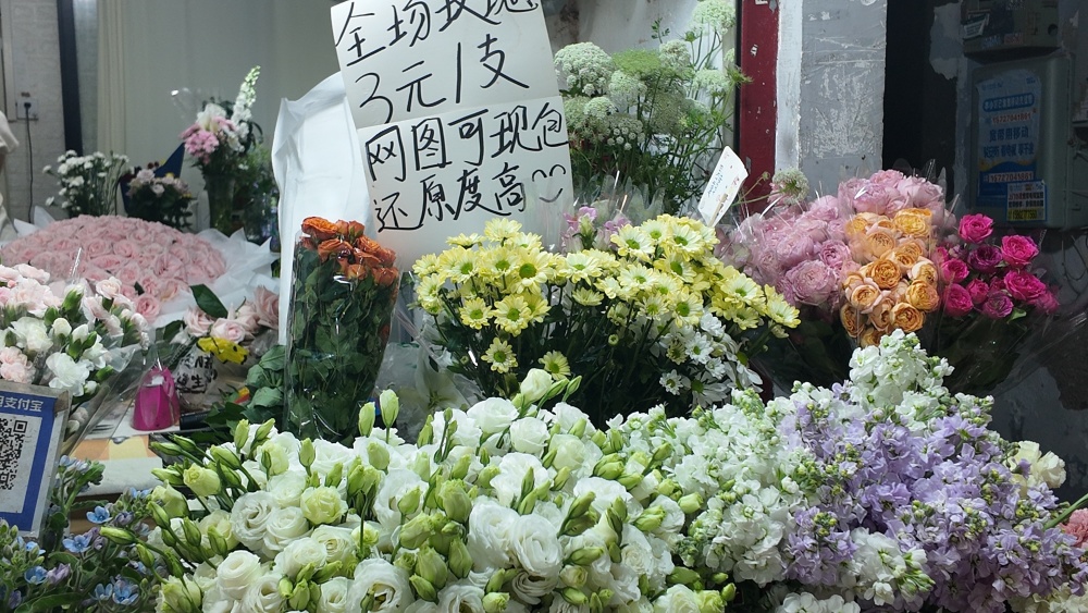 全场玫瑰3元一枝。图/九派新闻 曾怡婷