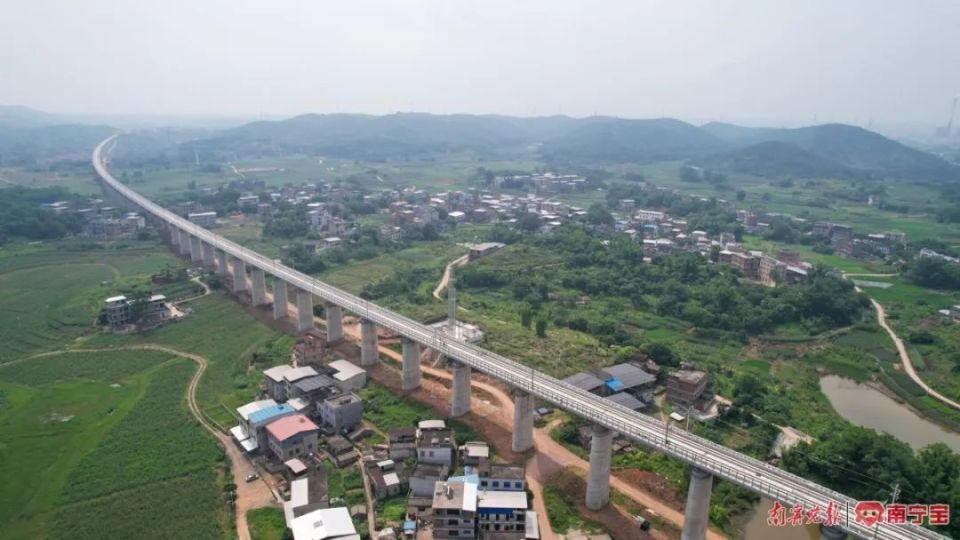 南深高铁南玉段是广西首条自主投资建设时速350公里的高速铁路,接触网