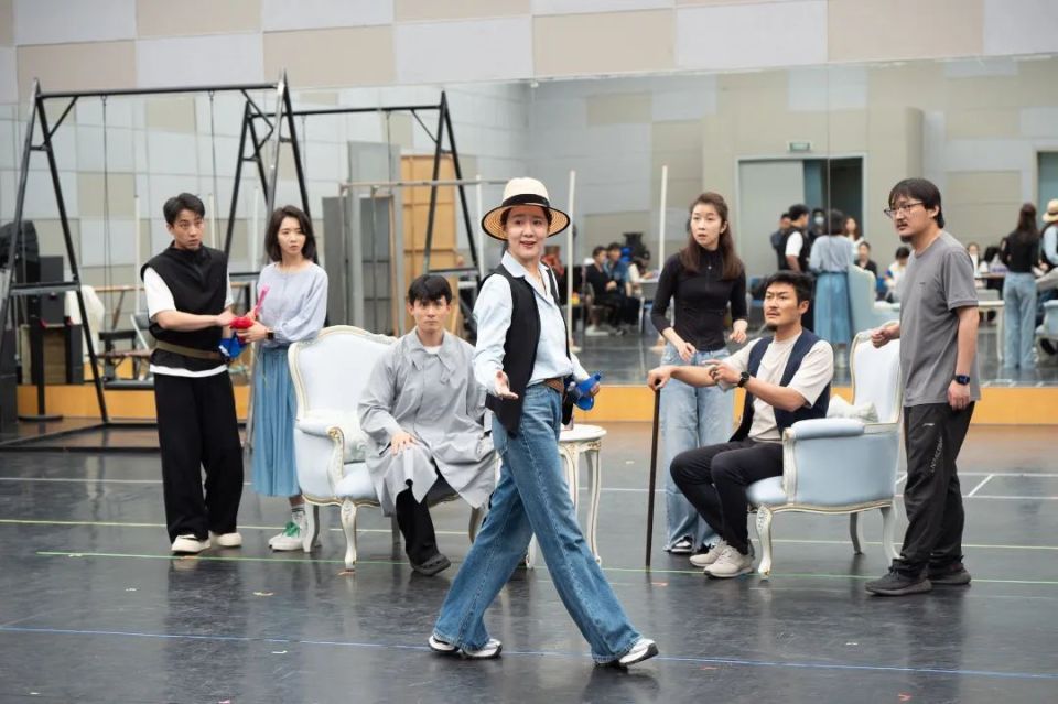 喜剧人集体推荐,笑看喜剧《一仆二主》的极限拉扯