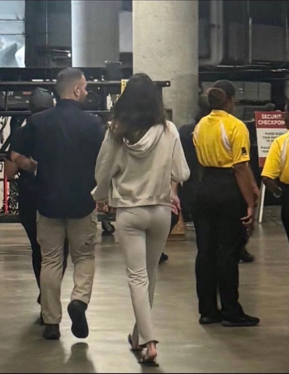 心疼布克!女友詹娜连续4晚探班坏兔子演唱会,和前男友一同进出酒店